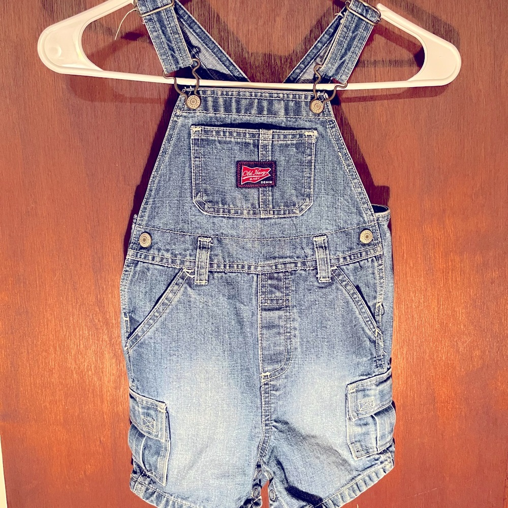Toddlers Old Navy overalls 2t